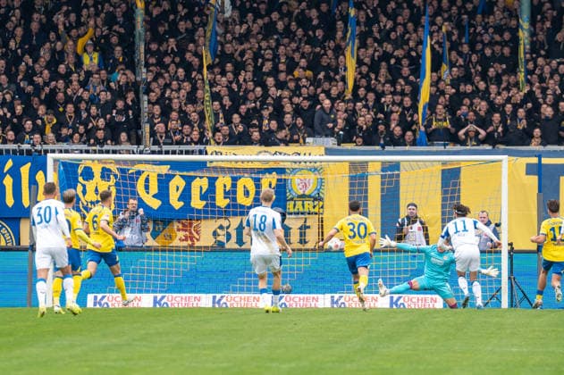 Deutschland: Fussball, 2. Bundesliga, 30. Spieltag 2025 26, Eintracht Braunschweig - Hertha BSC am 19.04. in Braunschweig, Eintracht-Stadion: Tor Elfmeter gehalten Ron-Thorben Hoffmann (Eintracht Braunschweig 1) Nachschuss zum 0:1 Fabian Reese (Hertha BSC 11) Jubel Freude Emotionen Torjubel