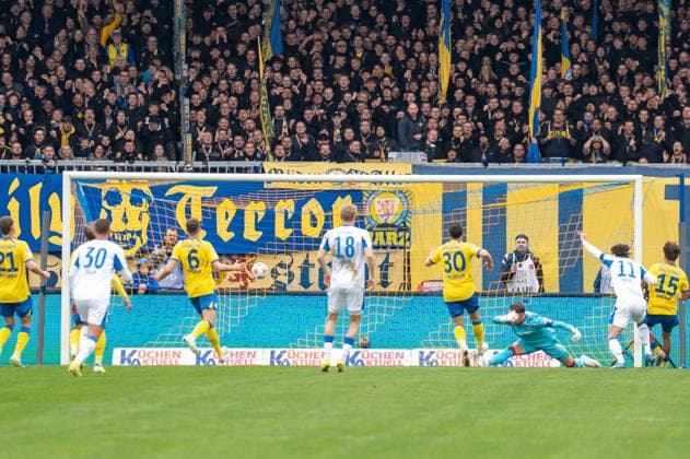 Deutschland: Fussball, 2. Bundesliga, 30. Spieltag 2025 26, Eintracht Braunschweig - Hertha BSC am 19.04. in Braunschweig, Eintracht-Stadion: Tor Elfmeter gehalten Ron-Thorben Hoffmann (Eintracht Braunschweig 1) Nachschuss zum 0:1 Fabian Reese (Hertha BSC 11) Jubel Freude Emotionen Torjubel