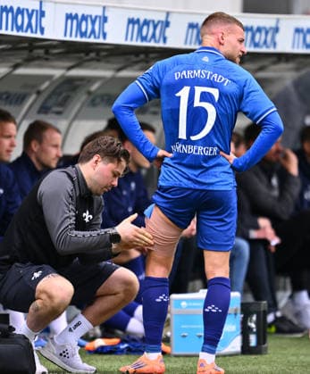 19.04.2026 - Fussball - Saison 2025 2026 - 2. Fussball - Bundesliga - 30. Spieltag: SpVgg Greuther Fürth ( Kleeblatt ) - SV Darmstadt 98 ( Lilien ) - Sportfoto Zink - xwoxzix - DFL regulations prohibit any use of photographs as image sequences and or quasi-video - only for editorial use - Fabian Nürnberger Nuernberger (15, SV Darmstadt 98 D98 SV98 ) muss aufgeben - verletzt Verletzung