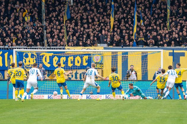 Deutschland: Fussball, 2. Bundesliga, 30. Spieltag 2025 26, Eintracht Braunschweig - Hertha BSC am 19.04. in Braunschweig, Eintracht-Stadion: Tor Elfmeter gehalten Ron-Thorben Hoffmann (Eintracht Braunschweig 1) Nachschuss zum 0:1 Fabian Reese (Hertha BSC 11) Jubel Freude Emotionen Torjubel