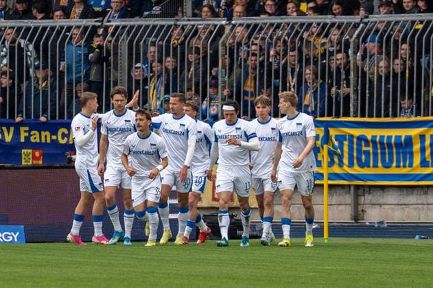 Deutschland: Fussball, 2. Bundesliga, 30. Spieltag 2025 26, Eintracht Braunschweig - Hertha BSC am 19.04. in Braunschweig, Eintracht-Stadion: Tor Elfmeter gehalten Ron-Thorben Hoffmann (Eintracht Braunschweig 1) Nachschuss zum 0:1 Fabian Reese (Hertha BSC 11) Jubel Freude Emotionen Torjubel