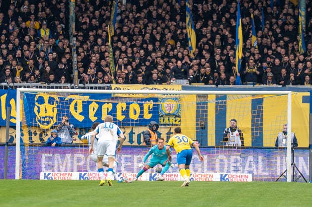 Deutschland: Fussball, 2. Bundesliga, 30. Spieltag 2025 26, Eintracht Braunschweig - Hertha BSC am 19.04. in Braunschweig, Eintracht-Stadion: Tor Elfmeter gehalten Ron-Thorben Hoffmann (Eintracht Braunschweig 1) Nachschuss zum 0:1 Fabian Reese (Hertha BSC 11) Jubel Freude Emotionen Torjubel