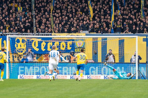 Deutschland: Fussball, 2. Bundesliga, 30. Spieltag 2025 26, Eintracht Braunschweig - Hertha BSC am 19.04. in Braunschweig, Eintracht-Stadion: Tor Elfmeter gehalten Ron-Thorben Hoffmann (Eintracht Braunschweig 1) Nachschuss zum 0:1 Fabian Reese (Hertha BSC 11) Jubel Freude Emotionen Torjubel