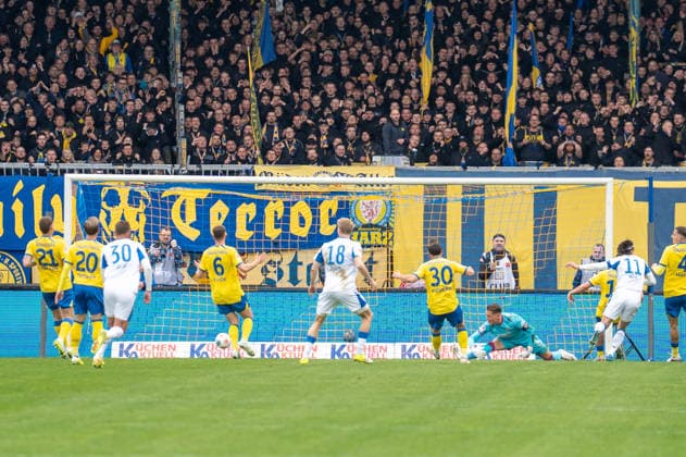Deutschland: Fussball, 2. Bundesliga, 30. Spieltag 2025 26, Eintracht Braunschweig - Hertha BSC am 19.04. in Braunschweig, Eintracht-Stadion: Tor Elfmeter gehalten Ron-Thorben Hoffmann (Eintracht Braunschweig 1) Nachschuss zum 0:1 Fabian Reese (Hertha BSC 11) Jubel Freude Emotionen Torjubel