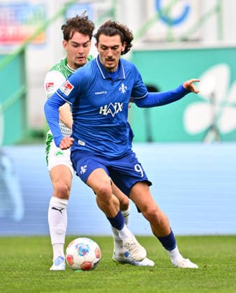 19.04.2026 - Fussball - Saison 2025 2026 - 2. Fussball - Bundesliga - 30. Spieltag: SpVgg Greuther Fürth ( Kleeblatt ) - SV Darmstadt 98 ( Lilien ) - Sportfoto Zink - xwoxzix - DFL regulations prohibit any use of photographs as image sequences and or quasi-video - only for editorial use - Fraser Hornby (9, SV Darmstadt 98 D98 SV98 ) vor Reno Münz Muenz (5, SpVgg Greuther Fürth )