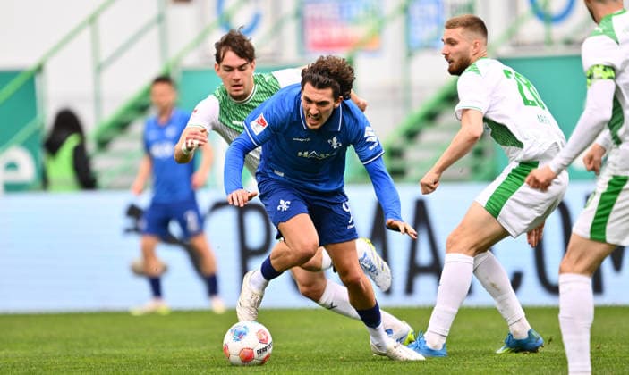 19.04.2026 - Fussball - Saison 2025 2026 - 2. Fussball - Bundesliga - 30. Spieltag: SpVgg Greuther Fürth ( Kleeblatt ) - SV Darmstadt 98 ( Lilien ) - Sportfoto Zink - xwoxzix - DFL regulations prohibit any use of photographs as image sequences and or quasi-video - only for editorial use - Fraser Hornby (9, SV Darmstadt 98 D98 SV98 ) gegen Reno Münz Muenz (5, SpVgg Greuther Fürth ) Doni Edon Arifi (28, SpVgg Greuther Fürth )