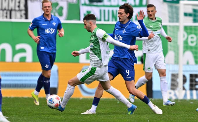 19.04.2026 - Fussball - Saison 2025 2026 - 2. Fussball - Bundesliga - 30. Spieltag: SpVgg Greuther Fürth ( Kleeblatt ) - SV Darmstadt 98 ( Lilien ) - Sportfoto Zink - xwoxzix - DFL regulations prohibit any use of photographs as image sequences and or quasi-video - only for editorial use - Branimir Hrgota (10, SpVgg Greuther Fürth ) Fraser Hornby (9, SV Darmstadt 98 D98 SV98 )