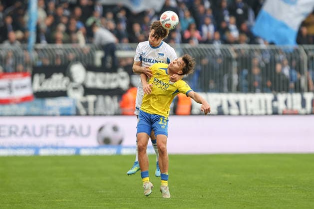 19.04.2025, xtgx, Fussball 2. Bundesliga, Eintracht Braunschweig - Hertha BSC Berlin v.l. Linus Gechter (Hertha, 44), Max Marie (Braunschweig, 15) Zweikampf, Duell, Kampf, tackle (DFL DFB REGULATIONS PROHIBIT ANY USE OF PHOTOGRAPHS as IMAGE SEQUENCES and or QUASI-VIDEO) Braunschweig
