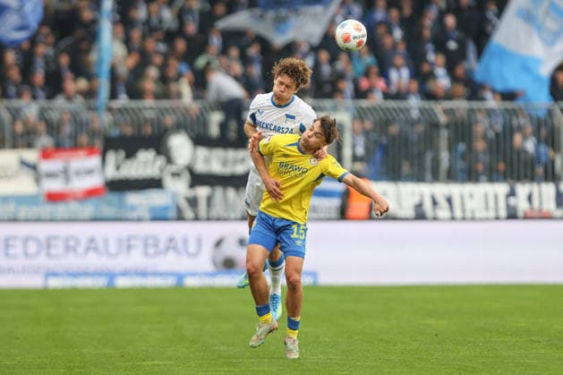 19.04.2025, xtgx, Fussball 2. Bundesliga, Eintracht Braunschweig - Hertha BSC Berlin v.l. Linus Gechter (Hertha, 44), Max Marie (Braunschweig, 15) Zweikampf, Duell, Kampf, tackle (DFL DFB REGULATIONS PROHIBIT ANY USE OF PHOTOGRAPHS as IMAGE SEQUENCES and or QUASI-VIDEO) Braunschweig