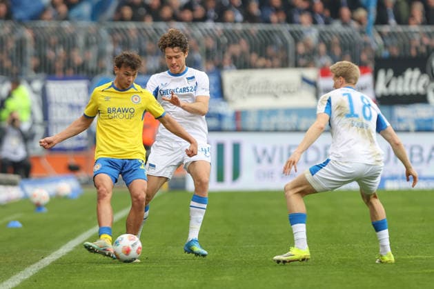 19.04.2025, xtgx, Fussball 2. Bundesliga, Eintracht Braunschweig - Hertha BSC Berlin v.l. Max Marie (Braunschweig, 15) Linus Gechter (Hertha, 44) Zweikampf, Duell, Kampf, tackle (DFL DFB REGULATIONS PROHIBIT ANY USE OF PHOTOGRAPHS as IMAGE SEQUENCES and or QUASI-VIDEO) Braunschweig