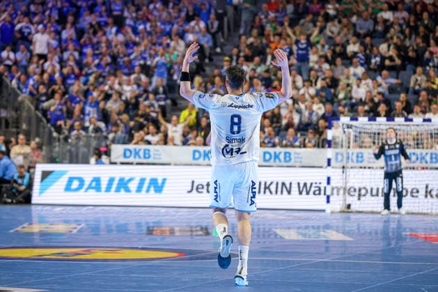 19.04.2026, xsscx, Handball, DHB-Pokal Lidl Final4, Spiel um Platz 3, TBV Lemgo-Lippe - SC Magdeburg, Saison 2025 2026 Herren, Lanxess Arena, Köln: Frederik Simak (TBV Lemgo Lippe 08) feuert die Fans an Photo: xSandraxScherningxPressefotoKochx Nordrhein-Westfalen Deutschland