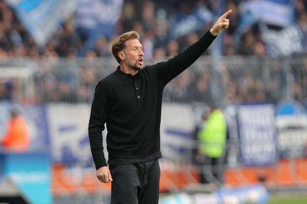 19.04.2025, xtgx, Fussball 2. Bundesliga, Eintracht Braunschweig - Hertha BSC Berlin v.l. Lars Kornetka (Braunschweig, Trainer) gibt Anweisungen, gestikuliert mit den Armen, gesticulate, gives instructions (DFL DFB REGULATIONS PROHIBIT ANY USE OF PHOTOGRAPHS as IMAGE SEQUENCES and or QUASI-VIDEO) Braunschweig