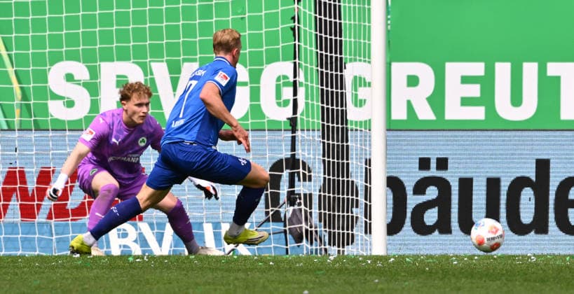 19.04.2026 - Fussball - Saison 2025 2026 - 2. Fussball - Bundesliga - 30. Spieltag: SpVgg Greuther Fürth ( Kleeblatt ) - SV Darmstadt 98 ( Lilien ) - Sportfoto Zink - xwoxzix - DFL regulations prohibit any use of photographs as image sequences and or quasi-video - only for editorial use - Isac Lidberg (7, SV Darmstadt 98 D98 SV98 ) auf dem Weg zum Treffer Tor Torschuß zum 0:1 gegen Silas Prüfrock (43, SpVgg Greuther Fürth )