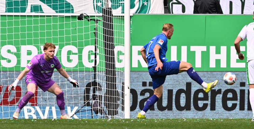 19.04.2026 - Fussball - Saison 2025 2026 - 2. Fussball - Bundesliga - 30. Spieltag: SpVgg Greuther Fürth ( Kleeblatt ) - SV Darmstadt 98 ( Lilien ) - Sportfoto Zink - xwoxzix - DFL regulations prohibit any use of photographs as image sequences and or quasi-video - only for editorial use - Isac Lidberg (7, SV Darmstadt 98 D98 SV98 ) auf dem Weg zum Treffer Tor Torschuß zum 0:1 gegen Silas Prüfrock (43, SpVgg Greuther Fürth )