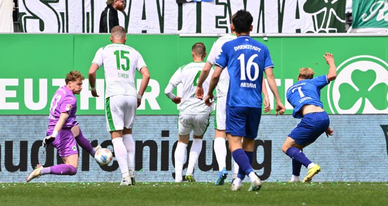 19.04.2026 - Fussball - Saison 2025 2026 - 2. Fussball - Bundesliga - 30. Spieltag: SpVgg Greuther Fürth ( Kleeblatt ) - SV Darmstadt 98 ( Lilien ) - Sportfoto Zink - xwoxzix - DFL regulations prohibit any use of photographs as image sequences and or quasi-video - only for editorial use - Isac Lidberg (7, SV Darmstadt 98 D98 SV98 ) erzielt Treffer Tor Torschuß zum 0:1 gegen Silas Prüfrock (43, SpVgg Greuther Fürth )