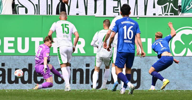 19.04.2026 - Fussball - Saison 2025 2026 - 2. Fussball - Bundesliga - 30. Spieltag: SpVgg Greuther Fürth ( Kleeblatt ) - SV Darmstadt 98 ( Lilien ) - Sportfoto Zink - xwoxzix - DFL regulations prohibit any use of photographs as image sequences and or quasi-video - only for editorial use - Isac Lidberg (7, SV Darmstadt 98 D98 SV98 ) erzielt Treffer Tor Torschuß zum 0:1 gegen Silas Prüfrock (43, SpVgg Greuther Fürth )
