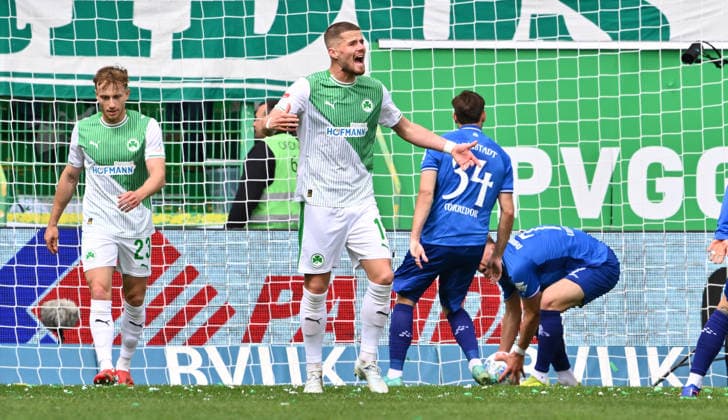 19.04.2026 - Fussball - Saison 2025 2026 - 2. Fussball - Bundesliga - 30. Spieltag: SpVgg Greuther Fürth ( Kleeblatt ) - SV Darmstadt 98 ( Lilien ) - Sportfoto Zink - xwoxzix - DFL regulations prohibit any use of photographs as image sequences and or quasi-video - only for editorial use - Jannik Dehm ( 23, SpVgg Greuther Fürth ) Jan Elvedi (15, SpVgg Greuther Fürth ) enttäuscht Enttäuschung