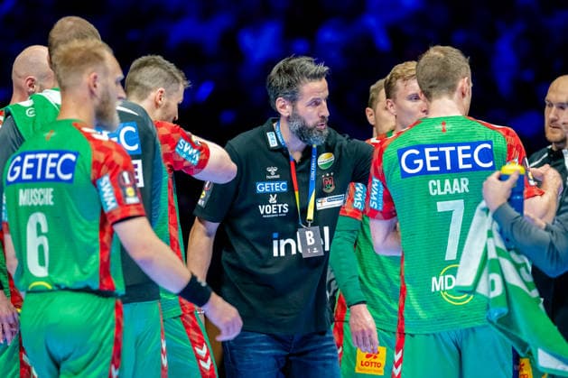 Köln, 19.04.2026, Handball, Herren, Lidl Final4, DHB Pokal, Spiel um Platz 3, TBV Lemgo Lippe - SC Magdeburg Bennet Wiegert (SC Magdeburg) gibt Anweisungen in einer Auszeit Köln Lanxess Arena NRW Germany