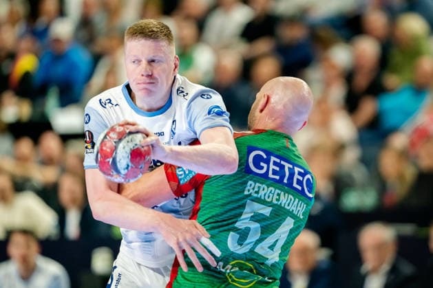 Köln, 19.04.2026, Handball, Herren, Lidl Final4, DHB Pokal, Spiel um Platz 3, TBV Lemgo Lippe - SC Magdeburg Niels Gerardus Versteijnen (TBV Lemgo, 25) im Zweikampf mit Oscar Bergendahl (SC Magdeburg, 54) Köln Lanxess Arena NRW Germany
