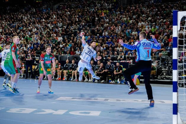 Köln, 19.04.2026, Handball, Herren, Lidl Final4, DHB Pokal, Spiel um Platz 3, TBV Lemgo Lippe - SC Magdeburg Tim Suton (TBV Lemgo, 23) beim Torwurf gegen Constantin Möstl (TBV Lemgo, 1) Köln Lanxess Arena NRW Germany
