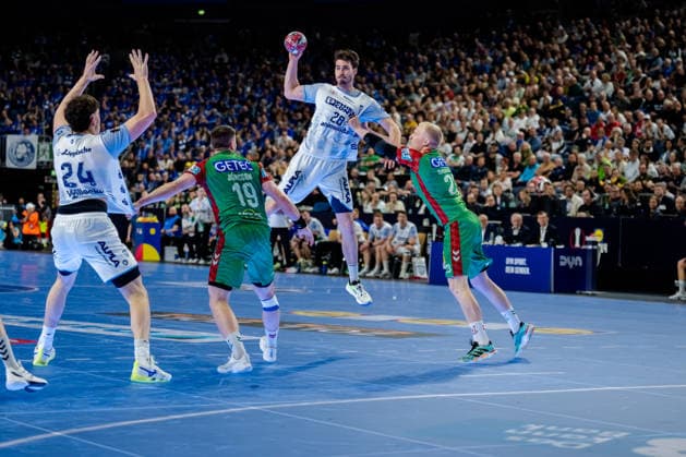 Köln, 19.04.2026, Handball, Herren, Lidl Final4, DHB Pokal, Spiel um Platz 3, TBV Lemgo Lippe - SC Magdeburg Hendrik Wagner (TBV Lemgo, 28) im Zweikampf mit Magnus Saugstrup (SC Magdeburg, 23) Köln Lanxess Arena NRW Germany