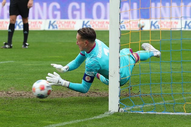 19.04.2026, Fußball, Herren, 2. BL, Saison 2025 2026, Eintracht Braunschweig vs. Hertha BSC Berlin: Torwart Ron-Thorben Hoffmann (Eintracht Braunschweig) pariert Elfmeter von Fabian Reese (Hertha BSC) (DFL DFB REGULATIONS PROHIBIT ANY USE OF PHOTOGRAPHS as IMAGE SEQUENCES and or QUASI-VIDEO) Stadion an der Hamburger Straße Niedersachsen Deutschland