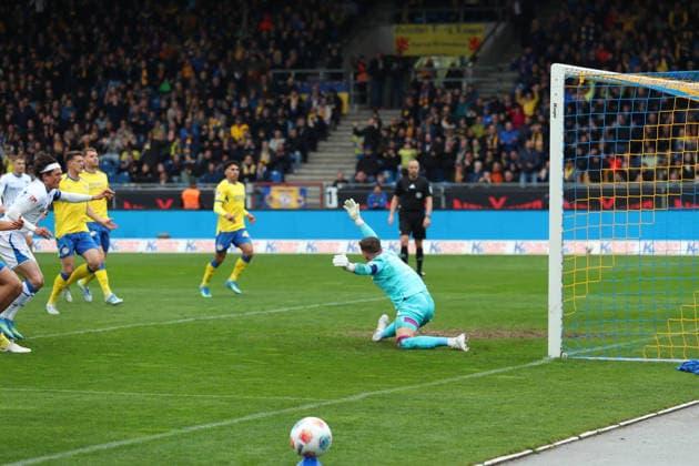 19.04.2026, Fußball, Herren, 2. BL, Saison 2025 2026, Eintracht Braunschweig vs. Hertha BSC Berlin: Elfmeter Nachschuss von Fabian Reese (Hertha BSC) (DFL DFB REGULATIONS PROHIBIT ANY USE OF PHOTOGRAPHS as IMAGE SEQUENCES and or QUASI-VIDEO) Stadion an der Hamburger Straße Niedersachsen Deutschland