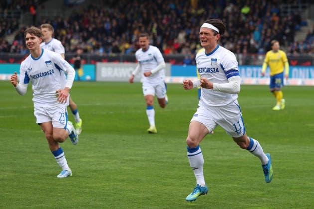19.04.2026, Fußball, Herren, 2. BL, Saison 2025 2026, Eintracht Braunschweig vs. Hertha BSC Berlin: Fabian Reese (Hertha BSC) jubelt nach seinem Elfmetertor zum 0:1 (DFL DFB REGULATIONS PROHIBIT ANY USE OF PHOTOGRAPHS as IMAGE SEQUENCES and or QUASI-VIDEO) Stadion an der Hamburger Straße Niedersachsen Deutschland