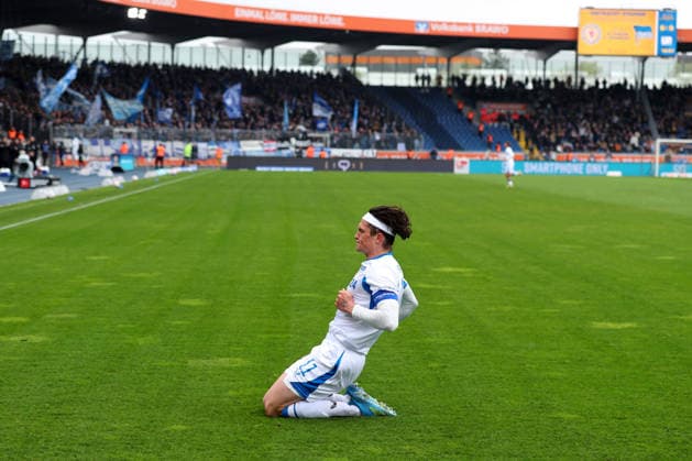 19.04.2026, Fußball, Herren, 2. BL, Saison 2025 2026, Eintracht Braunschweig vs. Hertha BSC Berlin: Fabian Reese (Hertha BSC) jubelt nach seinem Elfmetertor zum 0:1 (DFL DFB REGULATIONS PROHIBIT ANY USE OF PHOTOGRAPHS as IMAGE SEQUENCES and or QUASI-VIDEO) Stadion an der Hamburger Straße Niedersachsen Deutschland