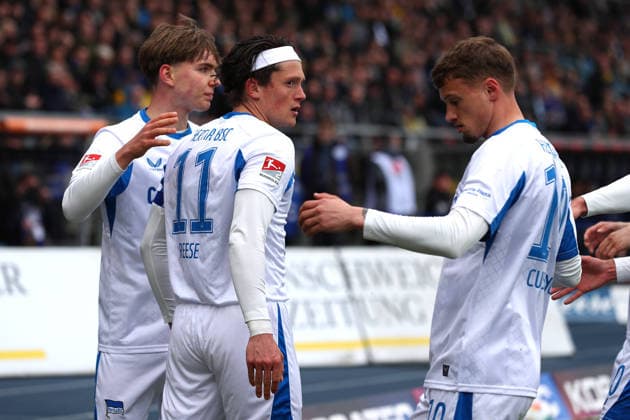 19.04.2026, Fußball, Herren, 2. BL, Saison 2025 2026, Eintracht Braunschweig vs. Hertha BSC Berlin: Fabian Reese (Hertha BSC) jubelt mit Mannschaftskollegen nach seinem Elfmetertor zum 0:1 (DFL DFB REGULATIONS PROHIBIT ANY USE OF PHOTOGRAPHS as IMAGE SEQUENCES and or QUASI-VIDEO) Stadion an der Hamburger Straße Niedersachsen Deutschland