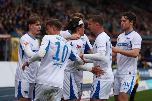 19.04.2026, Fußball, Herren, 2. BL, Saison 2025 2026, Eintracht Braunschweig vs. Hertha BSC Berlin: Fabian Reese (Hertha BSC) jubelt mit Mannschaftskollegen nach seinem Elfmetertor zum 0:1 (DFL DFB REGULATIONS PROHIBIT ANY USE OF PHOTOGRAPHS as IMAGE SEQUENCES and or QUASI-VIDEO) Stadion an der Hamburger Straße Niedersachsen Deutschland