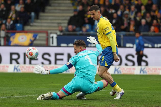 19.04.2026, Fußball, Herren, 2. BL, Saison 2025 2026, Eintracht Braunschweig vs. Hertha BSC Berlin: Torwart Ron-Thorben Hoffmann (Eintracht Braunschweig), Andi Hoti (Eintracht Braunschweig) (DFL DFB REGULATIONS PROHIBIT ANY USE OF PHOTOGRAPHS as IMAGE SEQUENCES and or QUASI-VIDEO) Stadion an der Hamburger Straße Niedersachsen Deutschland