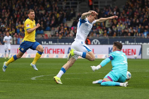 19.04.2026, Fußball, Herren, 2. BL, Saison 2025 2026, Eintracht Braunschweig vs. Hertha BSC Berlin: Torwart Ron-Thorben Hoffmann (Eintracht Braunschweig), Luca Schuler (Hertha BSC) (DFL DFB REGULATIONS PROHIBIT ANY USE OF PHOTOGRAPHS as IMAGE SEQUENCES and or QUASI-VIDEO) Stadion an der Hamburger Straße Niedersachsen Deutschland