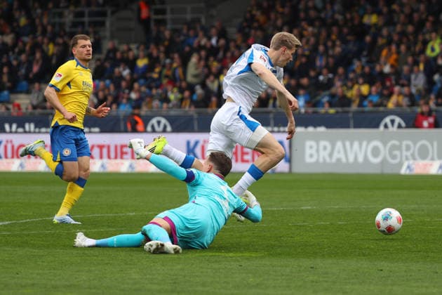 19.04.2026, Fußball, Herren, 2. BL, Saison 2025 2026, Eintracht Braunschweig vs. Hertha BSC Berlin: Torwart Ron-Thorben Hoffmann (Eintracht Braunschweig), Luca Schuler (Hertha BSC) (DFL DFB REGULATIONS PROHIBIT ANY USE OF PHOTOGRAPHS as IMAGE SEQUENCES and or QUASI-VIDEO) Stadion an der Hamburger Straße Niedersachsen Deutschland
