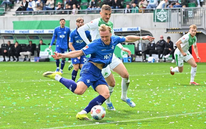 19.04.2026 - Fussball - Saison 2025 2026 - 2. Fussball - Bundesliga - 30. Spieltag: SpVgg Greuther Fürth ( Kleeblatt ) - SV Darmstadt 98 ( Lilien ) - Sportfoto Zink MeZi - xmexzix - DFL regulations prohibit any use of photographs as image sequences and or quasi-video - only for editorial use - Isac Lidberg (7, SV Darmstadt 98 D98 SV98 ) erzielt Treffer Tor Torschuß zum 0:1 gegen Philipp Ziereis (4, SpVgg Greuther Fürth )