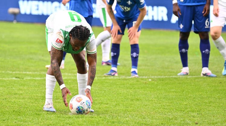 19.04.2026 - Fussball - Saison 2025 2026 - 2. Fussball - Bundesliga - 30. Spieltag: SpVgg Greuther Fürth ( Kleeblatt ) - SV Darmstadt 98 ( Lilien ) - Sportfoto Zink - xwoxzix - DFL regulations prohibit any use of photographs as image sequences and or quasi-video - only for editorial use - Noel Futkeu (9, SpVgg Greuther Fürth ) vor Elfmeter Strafstoß
