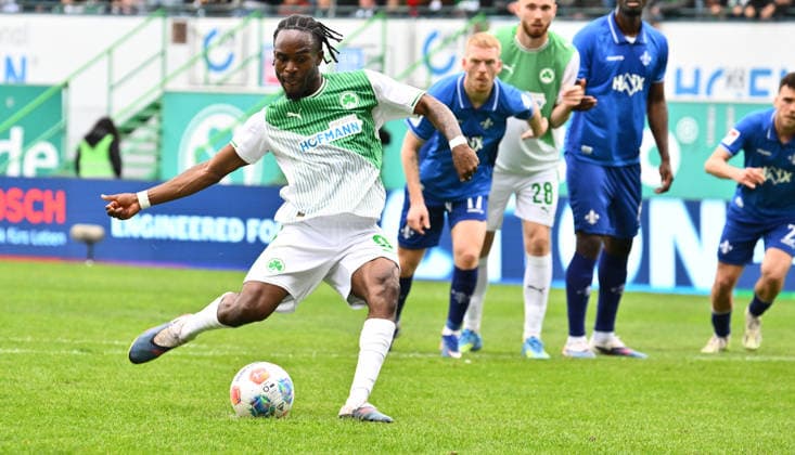19.04.2026 - Fussball - Saison 2025 2026 - 2. Fussball - Bundesliga - 30. Spieltag: SpVgg Greuther Fürth ( Kleeblatt ) - SV Darmstadt 98 ( Lilien ) - Sportfoto Zink - xwoxzix - DFL regulations prohibit any use of photographs as image sequences and or quasi-video - only for editorial use - Noel Futkeu (9, SpVgg Greuther Fürth ) erzielt Treffer Tor Torschuß zum 1:1 per Elfmeter Strafstoß