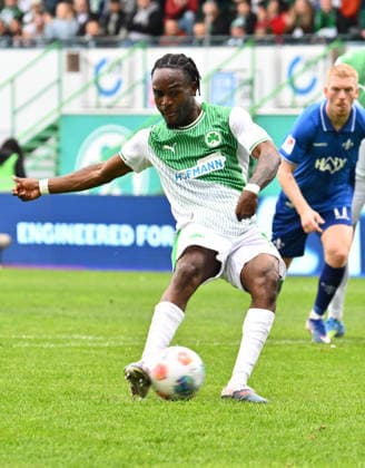19.04.2026 - Fussball - Saison 2025 2026 - 2. Fussball - Bundesliga - 30. Spieltag: SpVgg Greuther Fürth ( Kleeblatt ) - SV Darmstadt 98 ( Lilien ) - Sportfoto Zink - xwoxzix - DFL regulations prohibit any use of photographs as image sequences and or quasi-video - only for editorial use - Noel Futkeu (9, SpVgg Greuther Fürth ) erzielt Treffer Tor Torschuß zum 1:1 per Elfmeter Strafstoß