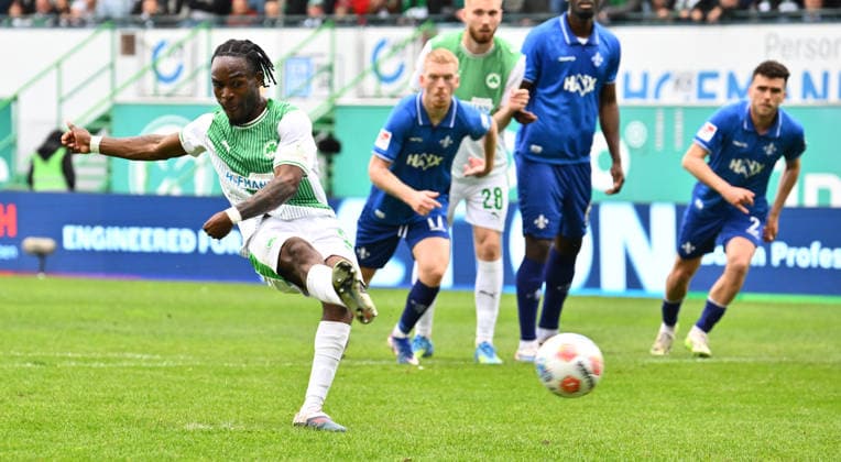 19.04.2026 - Fussball - Saison 2025 2026 - 2. Fussball - Bundesliga - 30. Spieltag: SpVgg Greuther Fürth ( Kleeblatt ) - SV Darmstadt 98 ( Lilien ) - Sportfoto Zink - xwoxzix - DFL regulations prohibit any use of photographs as image sequences and or quasi-video - only for editorial use - Noel Futkeu (9, SpVgg Greuther Fürth ) erzielt Treffer Tor Torschuß zum 1:1 per Elfmeter Strafstoß