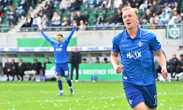19.04.2026 - Fussball - Saison 2025 2026 - 2. Fussball - Bundesliga - 30. Spieltag: SpVgg Greuther Fürth ( Kleeblatt ) - SV Darmstadt 98 ( Lilien ) - Sportfoto Zink MeZi - xmexzix - DFL regulations prohibit any use of photographs as image sequences and or quasi-video - only for editorial use - Torjubel Jubel Freude nach Treffer Tor Torschuß zum 0:1 durch Isac Lidberg (7, SV Darmstadt 98 D98 SV98 ) *** 19 04 2026 Soccer Season 2025 2026 2 Soccer Bundesliga 30 Matchday SpVgg Greuther Fürth Kleeblatt SV Darmstadt 98 Lilien Sportfoto Zink MeZi xmexzix DFL regulations prohibit any use of photographs as image sequences and or quasi video only for editorial use Torjubel Jubel Freude nach Treffer Torschuß zum 0 1 durch Isac Lidberg 7, SV Darmstadt 98 D98 SV98