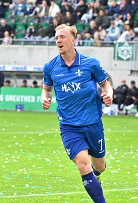 19.04.2026 - Fussball - Saison 2025 2026 - 2. Fussball - Bundesliga - 30. Spieltag: SpVgg Greuther Fürth ( Kleeblatt ) - SV Darmstadt 98 ( Lilien ) - Sportfoto Zink MeZi - xmexzix - DFL regulations prohibit any use of photographs as image sequences and or quasi-video - only for editorial use - Torjubel Jubel Freude nach Treffer Tor Torschuß zum 0:1 durch Isac Lidberg (7, SV Darmstadt 98 D98 SV98 )
