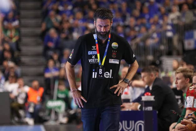 19.04.2026, xgox, Handball - DHB Pokal Spiel Platz 3 SC Magdeburg - TBV Lemgo Lippe emspor, v.l. Bennet Wiegert (Magdeburg, Trainer) enttaeuscht, schaut enttaeuscht, niedergeschlagen, disappointed, nachdenklich Koeln