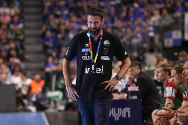19.04.2026, xgox, Handball - DHB Pokal Spiel Platz 3 SC Magdeburg - TBV Lemgo Lippe emspor, v.l. Bennet Wiegert (Magdeburg, Trainer) enttaeuscht, schaut enttaeuscht, niedergeschlagen, disappointed, nachdenklich Koeln