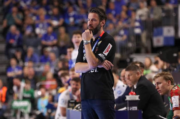 19.04.2026, xgox, Handball - DHB Pokal Spiel Platz 3 SC Magdeburg - TBV Lemgo Lippe emspor, v.l. Bennet Wiegert (Magdeburg, Trainer) enttaeuscht, schaut enttaeuscht, niedergeschlagen, disappointed, nachdenklich Koeln