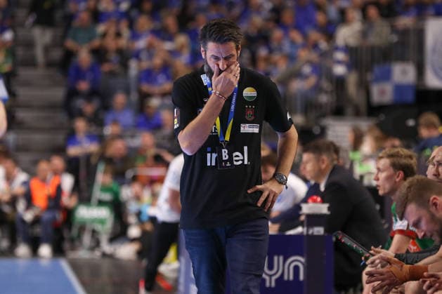 19.04.2026, xgox, Handball - DHB Pokal Spiel Platz 3 SC Magdeburg - TBV Lemgo Lippe emspor, v.l. Bennet Wiegert (Magdeburg, Trainer) enttaeuscht, schaut enttaeuscht, niedergeschlagen, disappointed, nachdenklich Koeln