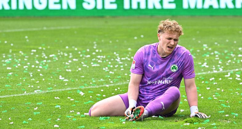 19.04.2026 - Fussball - Saison 2025 2026 - 2. Fussball - Bundesliga - 30. Spieltag: SpVgg Greuther Fürth ( Kleeblatt ) - SV Darmstadt 98 ( Lilien ) - Sportfoto Zink MeZi - xmexzix - DFL regulations prohibit any use of photographs as image sequences and or quasi-video - only for editorial use - Silas Prüfrock (43, SpVgg Greuther Fürth ) enttäuscht Enttäuschung nach Gegentor Tor zum 0:1