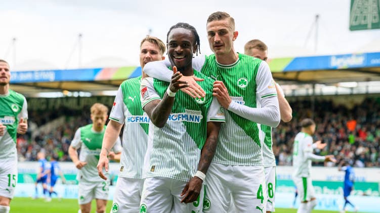 19.04.2026 - Fussball - Saison 2025 2026 - 2. Fussball - Bundesliga - 30. Spieltag: SpVgg Greuther Fürth ( Kleeblatt ) - SV Darmstadt 98 ( Lilien ) - Sportfoto Zink - xwoxzix - DFL regulations prohibit any use of photographs as image sequences and or quasi-video - only for editorial use - Torjubel Jubel Freude nach Treffer Tor Torschuß zum 1:1 durch Noel Futkeu (9, SpVgg Greuther Fürth ) - Noel Futkeu (9, SpVgg Greuther Fürth ) Philipp Ziereis (4, SpVgg Greuther Fürth )