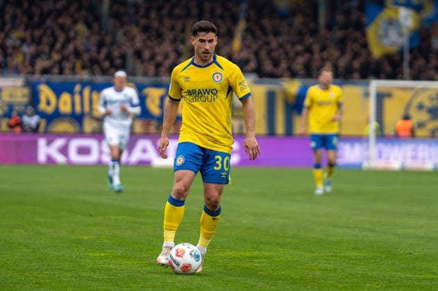 Deutschland: Fussball, 2. Bundesliga, 30. Spieltag 2025 26, Eintracht Braunschweig - Hertha BSC am 19.04. in Braunschweig, Eintracht-Stadion: Robin Heußer (Eintracht Braunschweig 30) am Ball