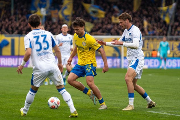 Deutschland: Fussball, 2. Bundesliga, 30. Spieltag 2025 26, Eintracht Braunschweig - Hertha BSC am 19.04. in Braunschweig, Eintracht-Stadion: Max Marie (Eintracht Braunschweig 15) Michal Karbownik (Hertha BSC 33) Marton Dardai (Hertha BSC 31)