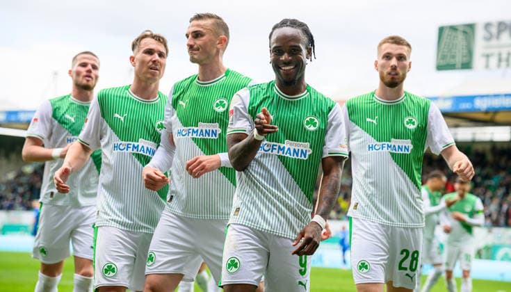 19.04.2026 - Fussball - Saison 2025 2026 - 2. Fussball - Bundesliga - 30. Spieltag: SpVgg Greuther Fürth ( Kleeblatt ) - SV Darmstadt 98 ( Lilien ) - Sportfoto Zink - xwoxzix - DFL regulations prohibit any use of photographs as image sequences and or quasi-video - only for editorial use - Torjubel Jubel Freude nach Treffer Tor Torschuß zum 1:1 durch Noel Futkeu (9, SpVgg Greuther Fürth ) - Felix Klaus (30, SpVgg Greuther Fürth ) Philipp Ziereis (4, SpVgg Greuther Fürth ) Noel Futkeu (9, SpVgg Greuther Fürth ) Doni Edon Arifi (28, SpVgg Greuther Fürth )